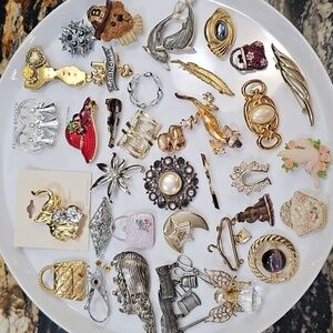 35PC Brooch LOT